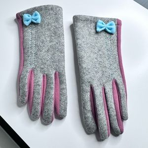 Adorable boutique gloves with touchscreen finger tips. Brand new‎
